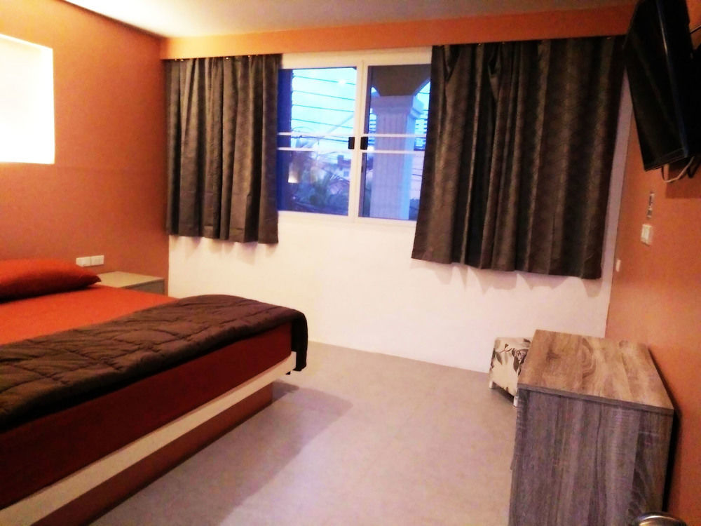 In Phuket House Hotel Екстериор снимка